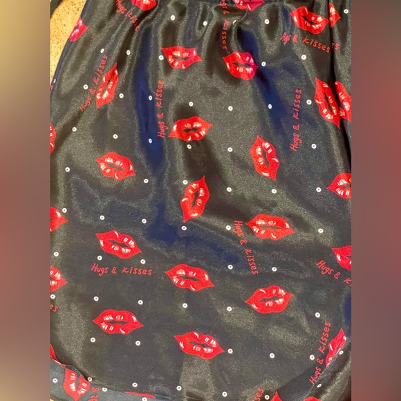 Delicates Pajama Set Liquid Satin Large Kisses Cami & Shorts Sexy - Picture 6 of 15